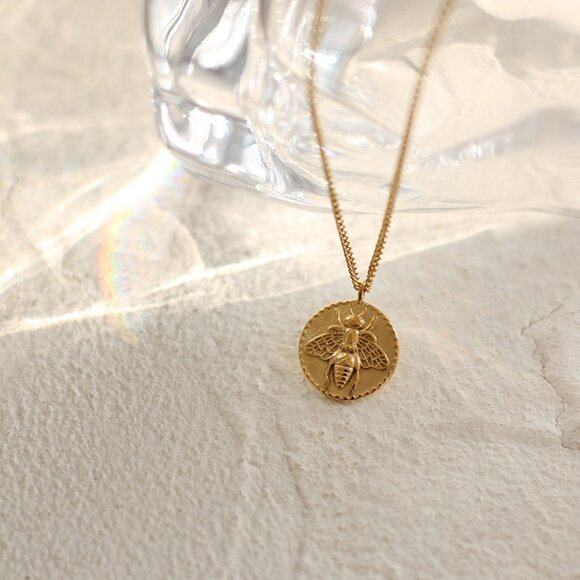 NEW 18K Gold Plated Textured Bee Round Pendant Necklace - Picture 8 of 11